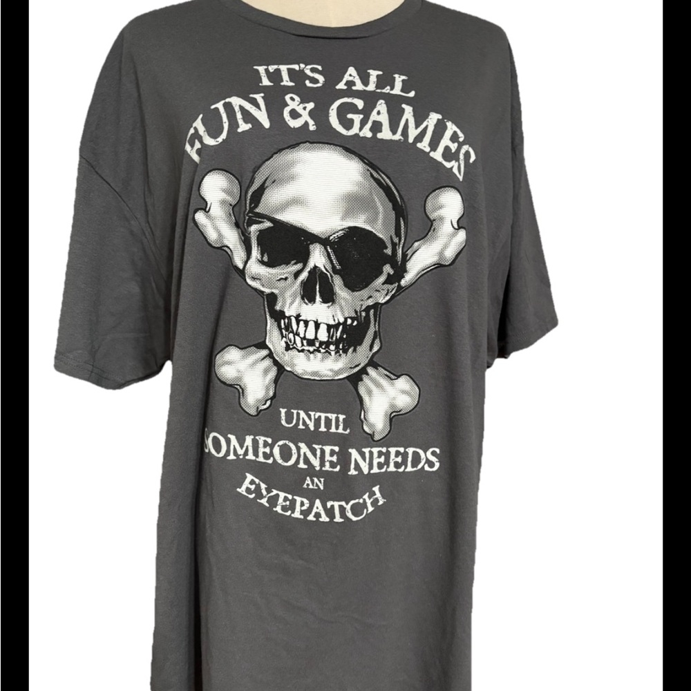 Disney Parks Men’s XL Grey T-shirt Pirates Of The Caribbean Fun Eyepatch Skull ,